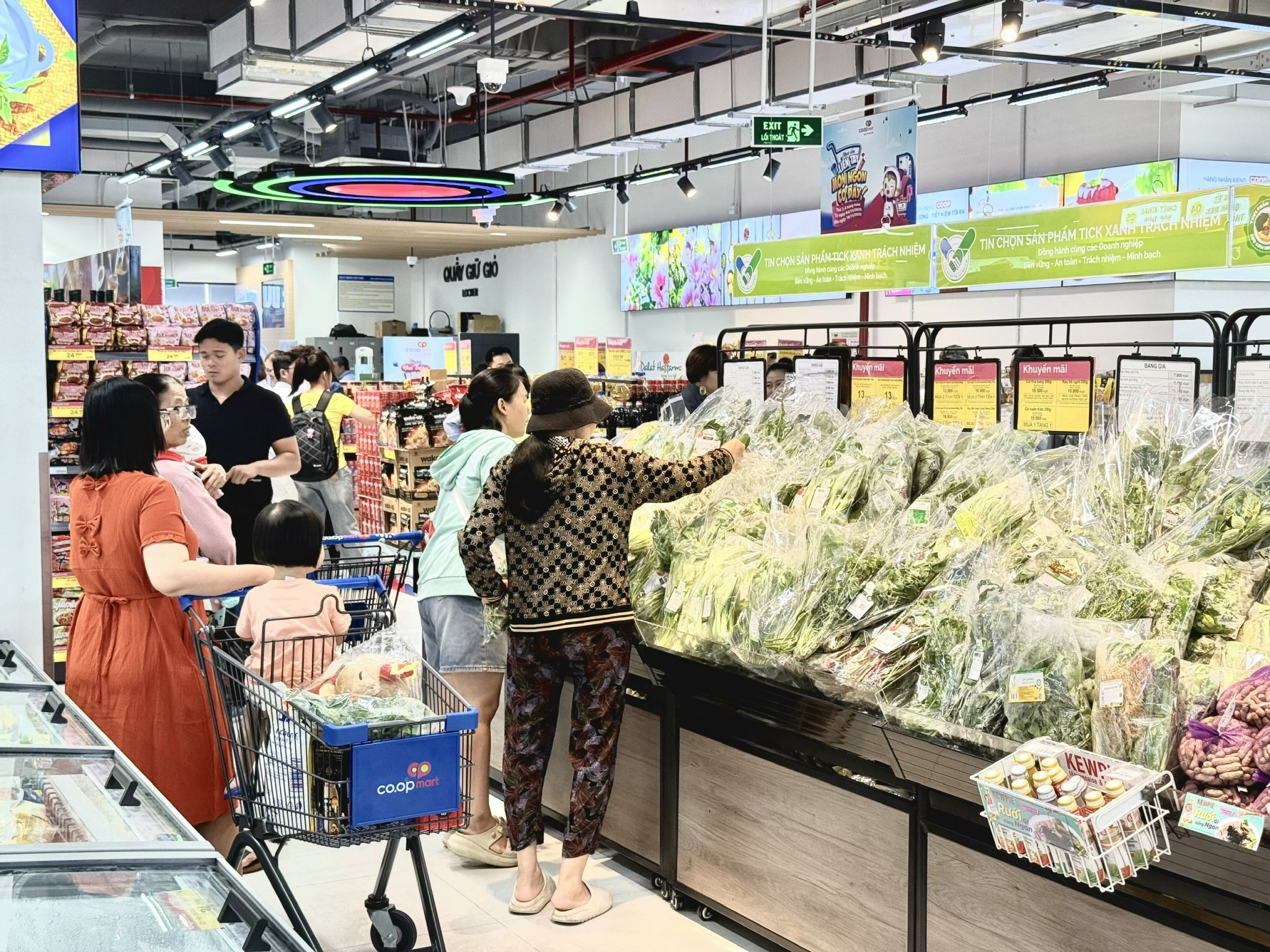 Khách hàng lựa chọn những sản phẩm có gắn tick xanh trách nhiệm tại siêu thị..jpg